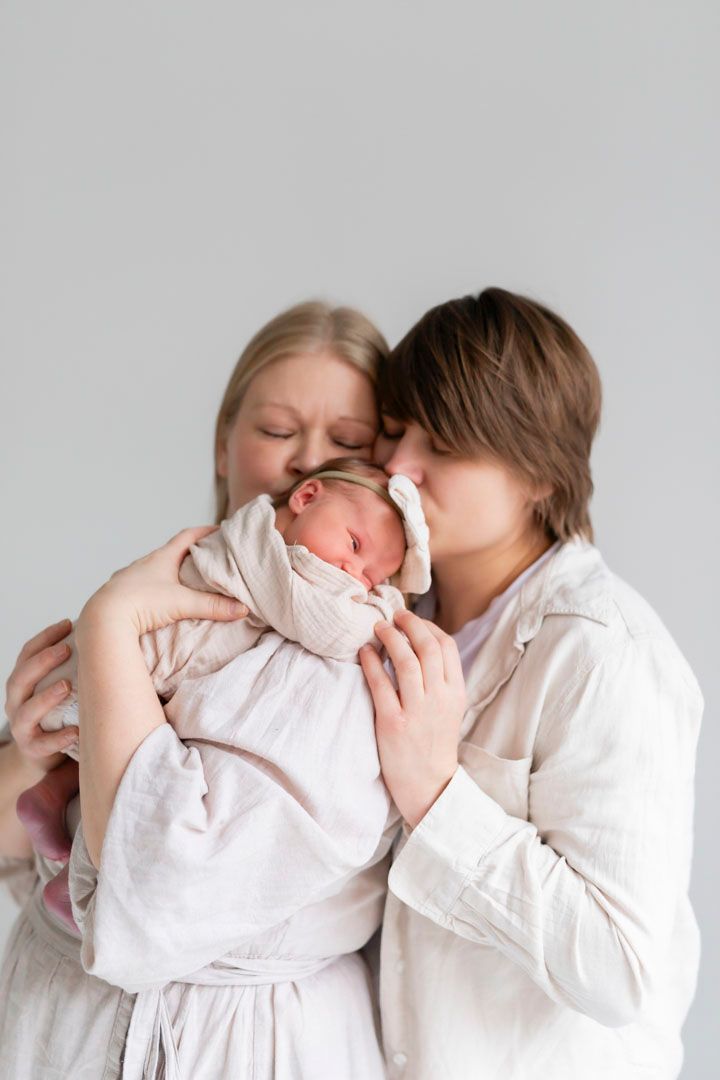 Vauva vanhempien sylissä, kaksi äitiä ja vauva, newborn kuvaaja Muurame
