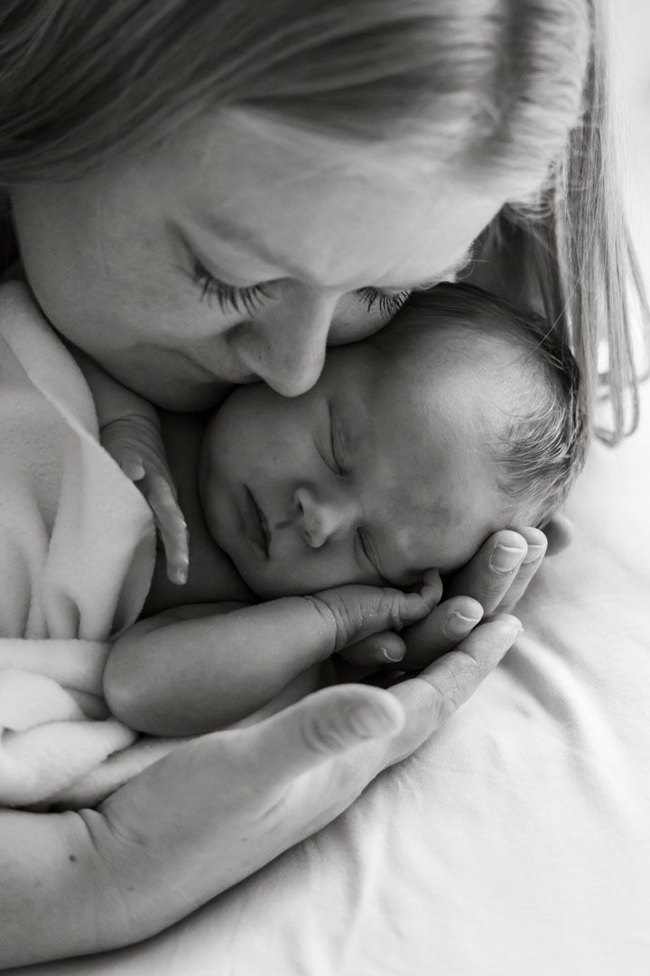 Äiti syleilee vastasyntynyttä, newbornkuvaus Muurame