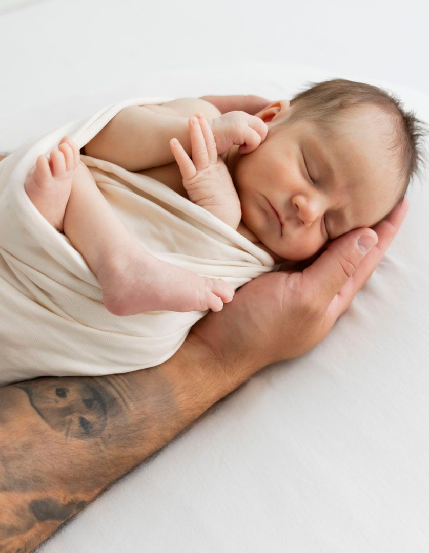 Vastasyntynyt isän käsillä, pieni newborn