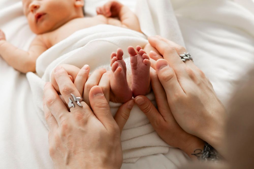 Newborn kuvaus, vastasyntynyt, vanhempien kädet
