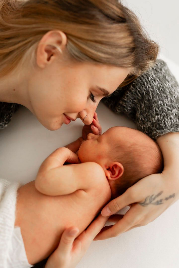 Newborn kuvaus, äiti vauvan kanssa, Muurame