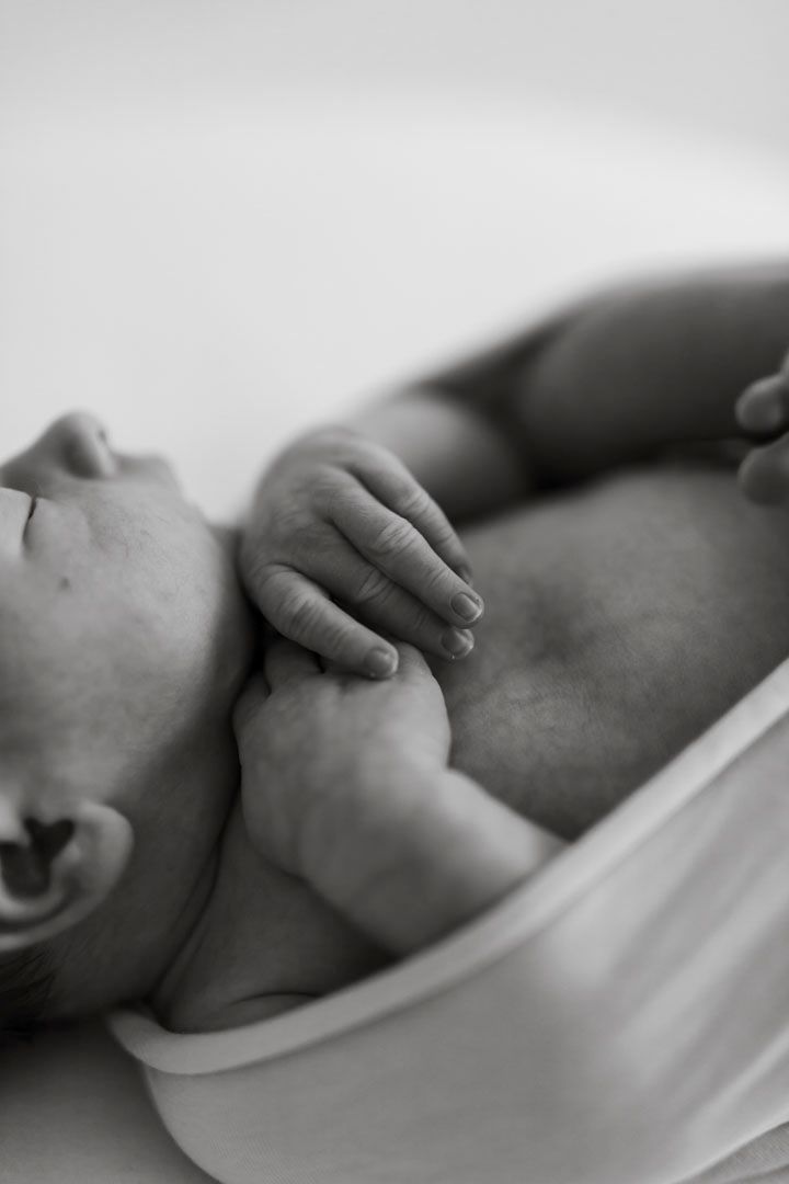 newborn kuvaus, yksityinen kuva vauvan pienistä käsistä