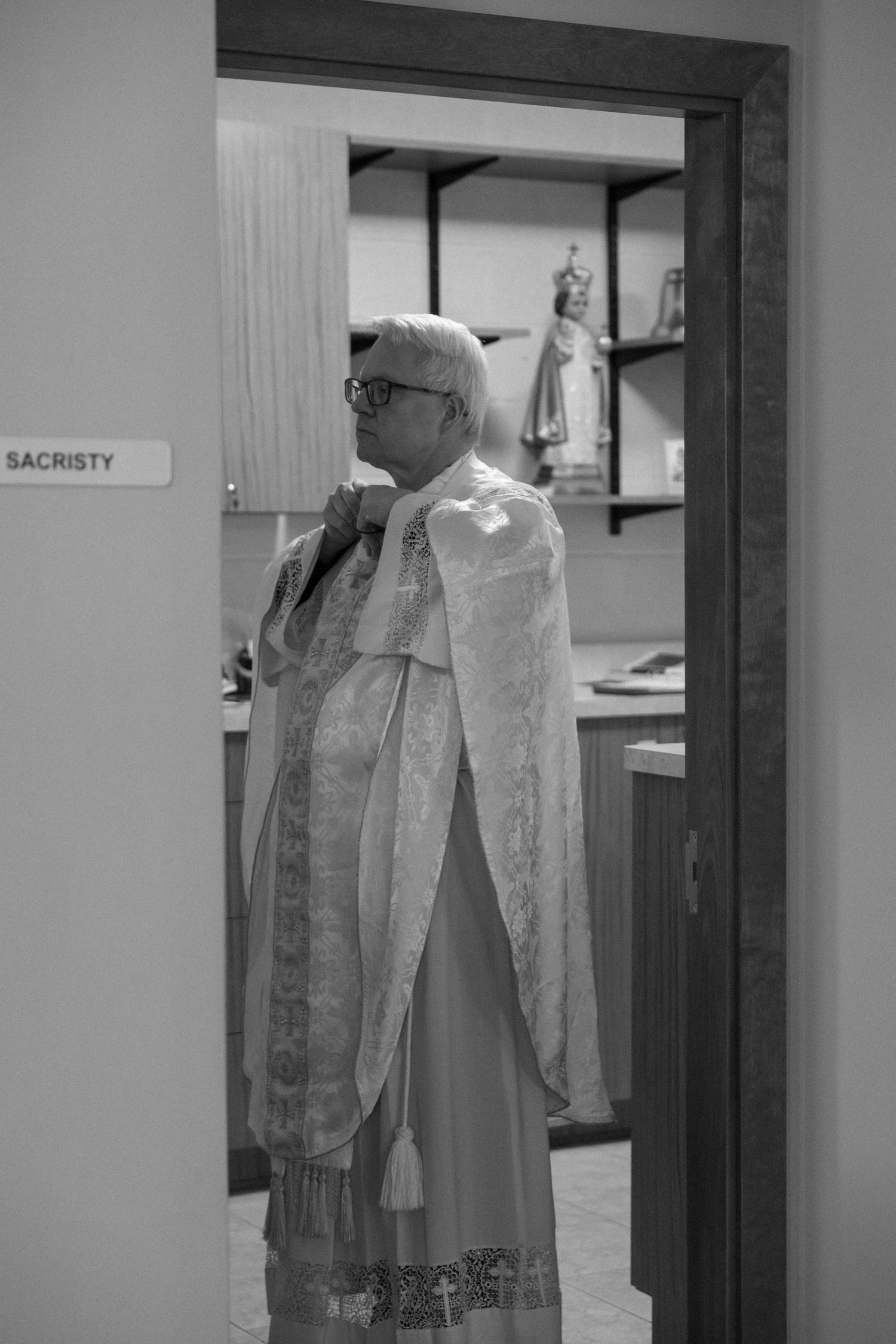 Bride and groom indoor catholic ceremony photos in Frankfort, Illinois