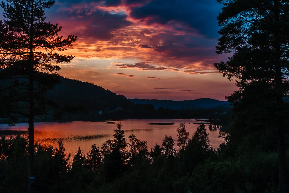 Solnedgang over Lokavannet på Naglestad i Agder i røde og oransje toner.