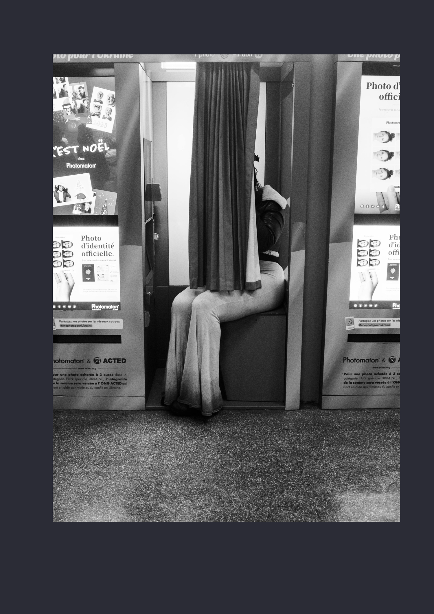 Fotokabine wie früher auf einem Bahnhof in einem zugigen Durchgang mit einem halben Vorhang, der den Blick auf die Beine freigibt. 4 Fotos