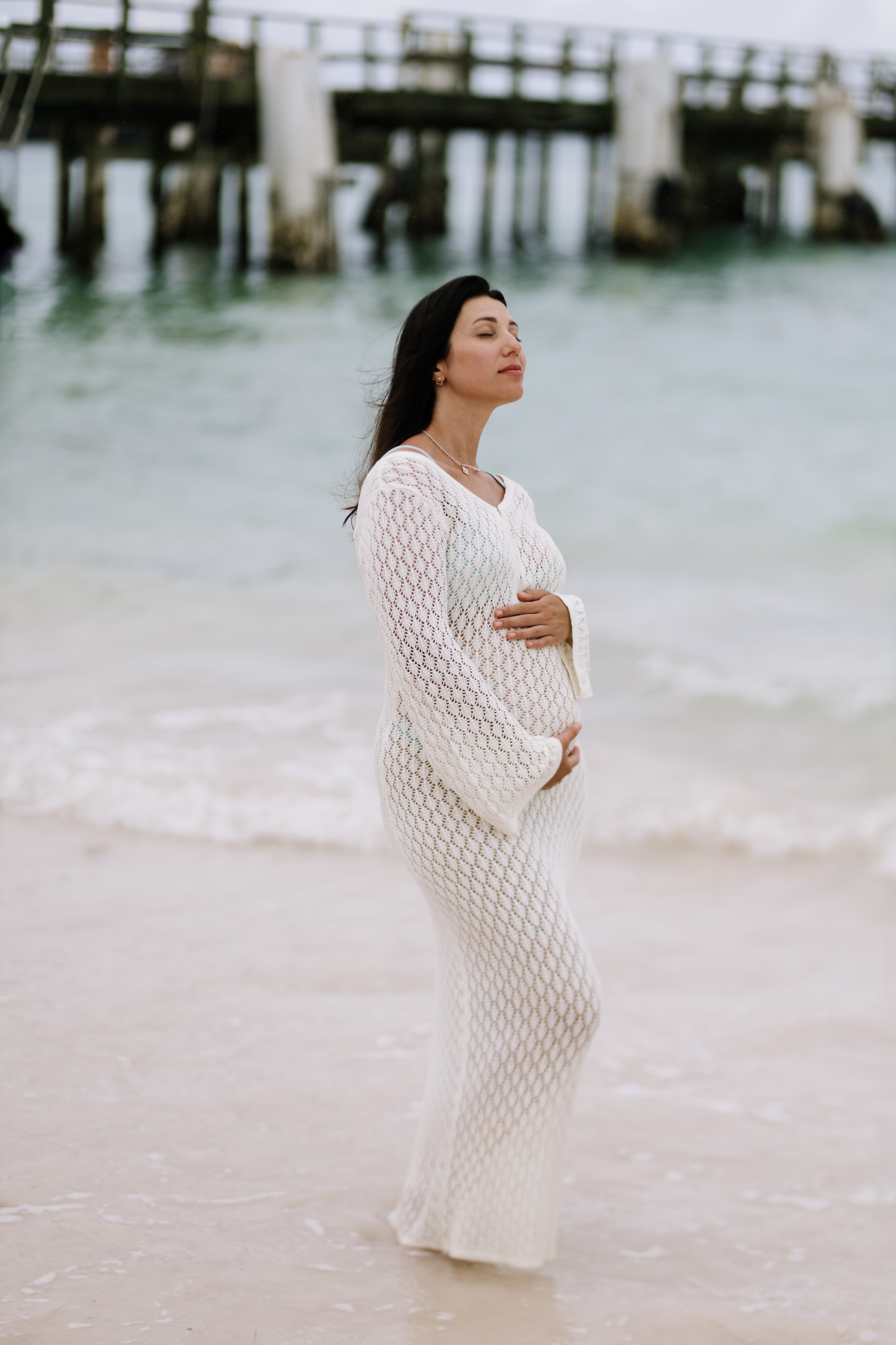 Pregnant woman photographed in a natural maternity session in Punta Cana

Mujer embarazada fotografiada en sesión de maternidad natural e
