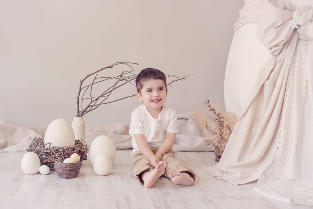 Fotografía familiar en estudio, momentos espontáneos y luz natural. Estudio en Reñaca. Fotografía de bebés. Mini Sesión Pascua.