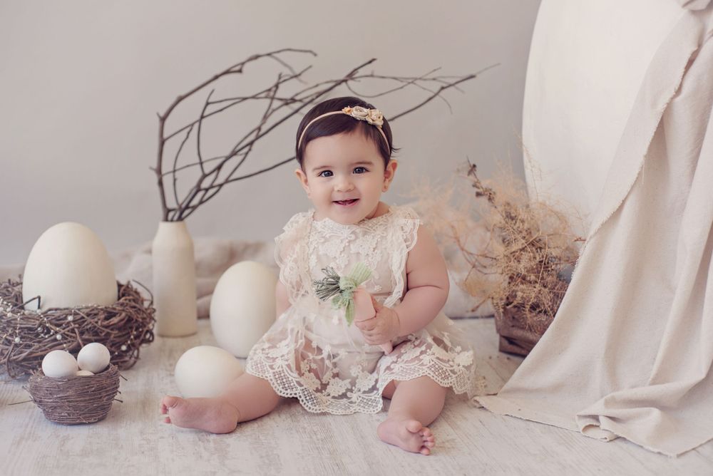 Fotografía familiar en estudio, momentos espontáneos y luz natural. Estudio en Reñaca. Fotografía de bebés. Mini Sesión Pascua.