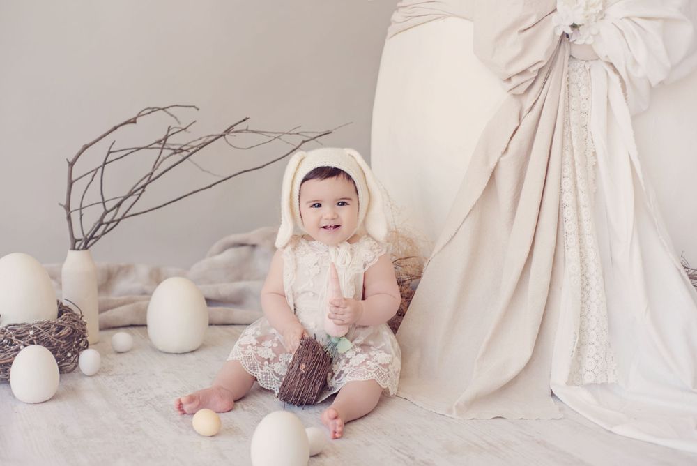 Fotografía familiar en estudio, momentos espontáneos y luz natural. Estudio en Reñaca. Fotografía de bebés. Mini Sesión Pascua.