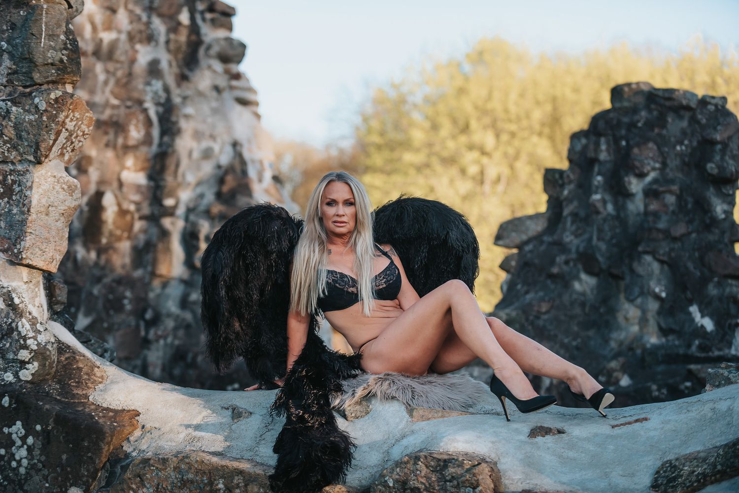 boudoirfotografering ute vid rya kyrkruin med ängalvingar