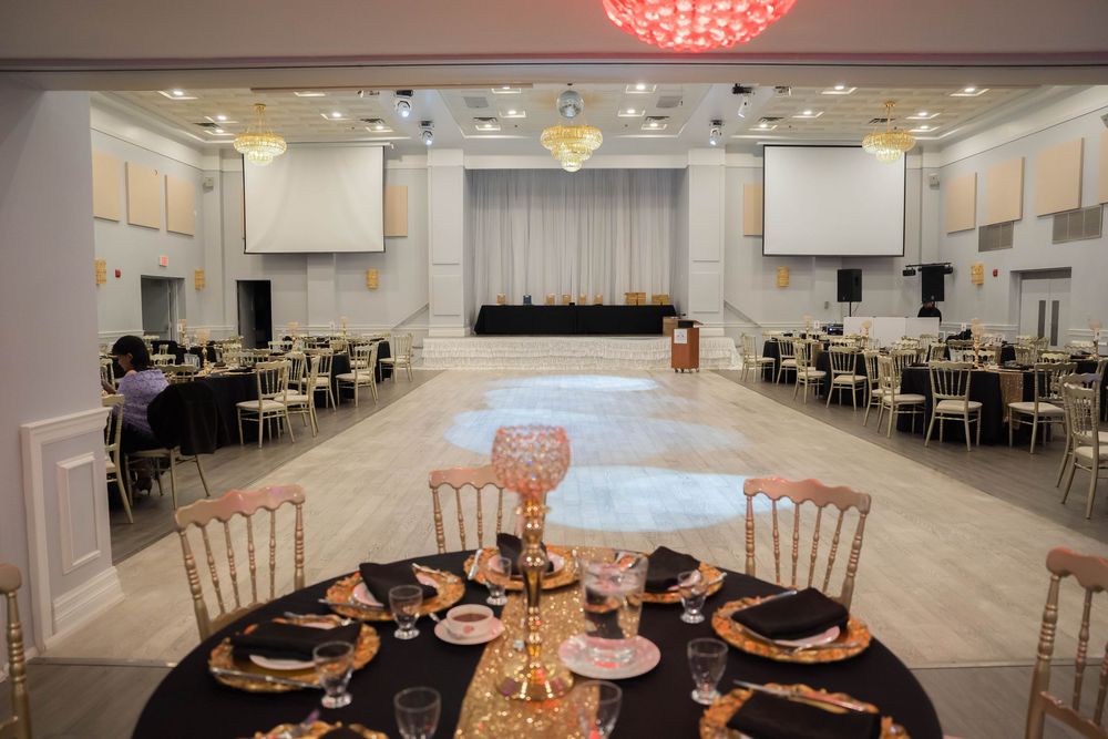 GTA-based photographer specializing in weddings, events, and real, meaningful moments.