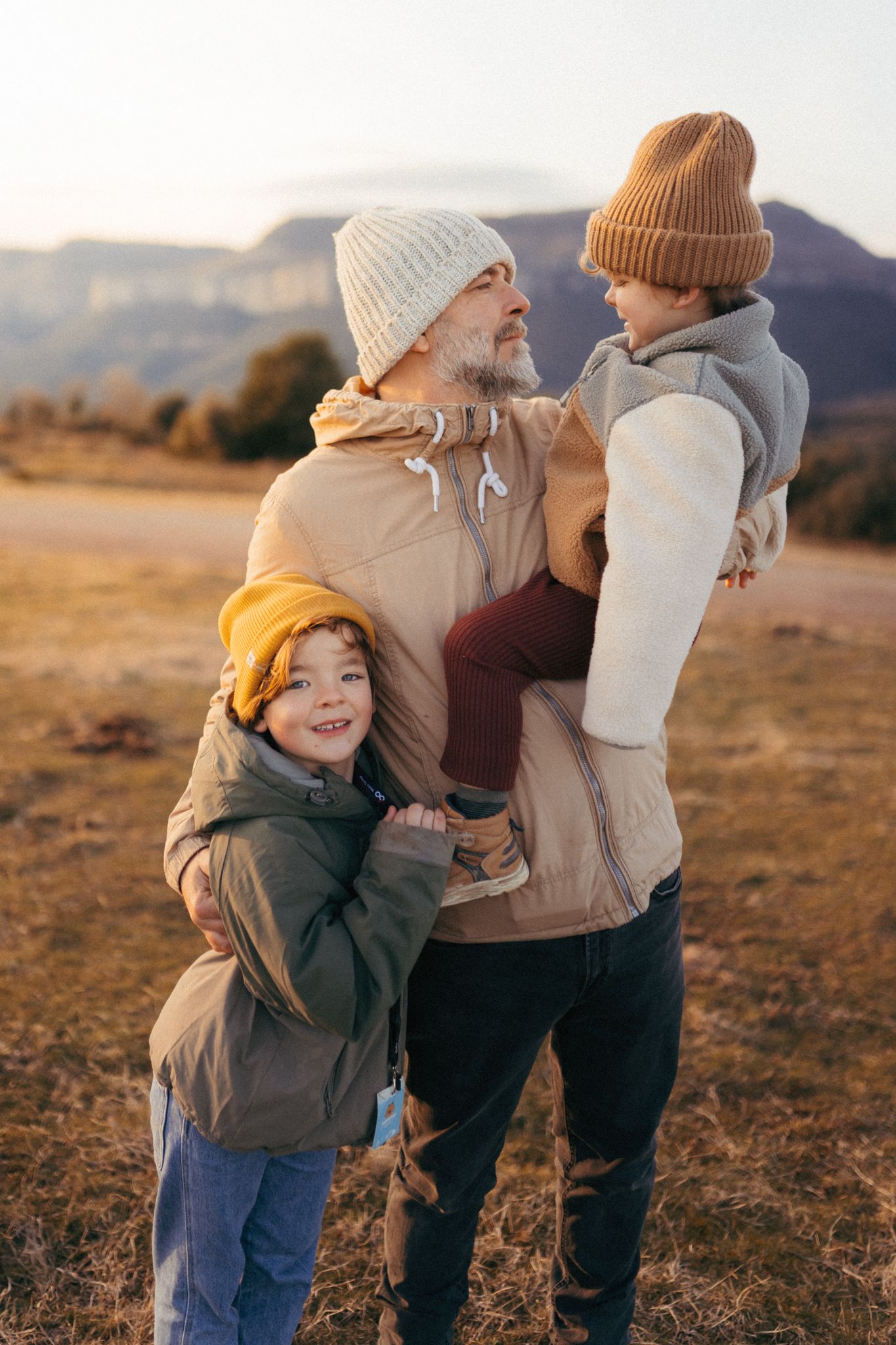 Familia disfrutando de una sesión de fotos en exteriores durante el atardecer cerca de Amer, Girona.