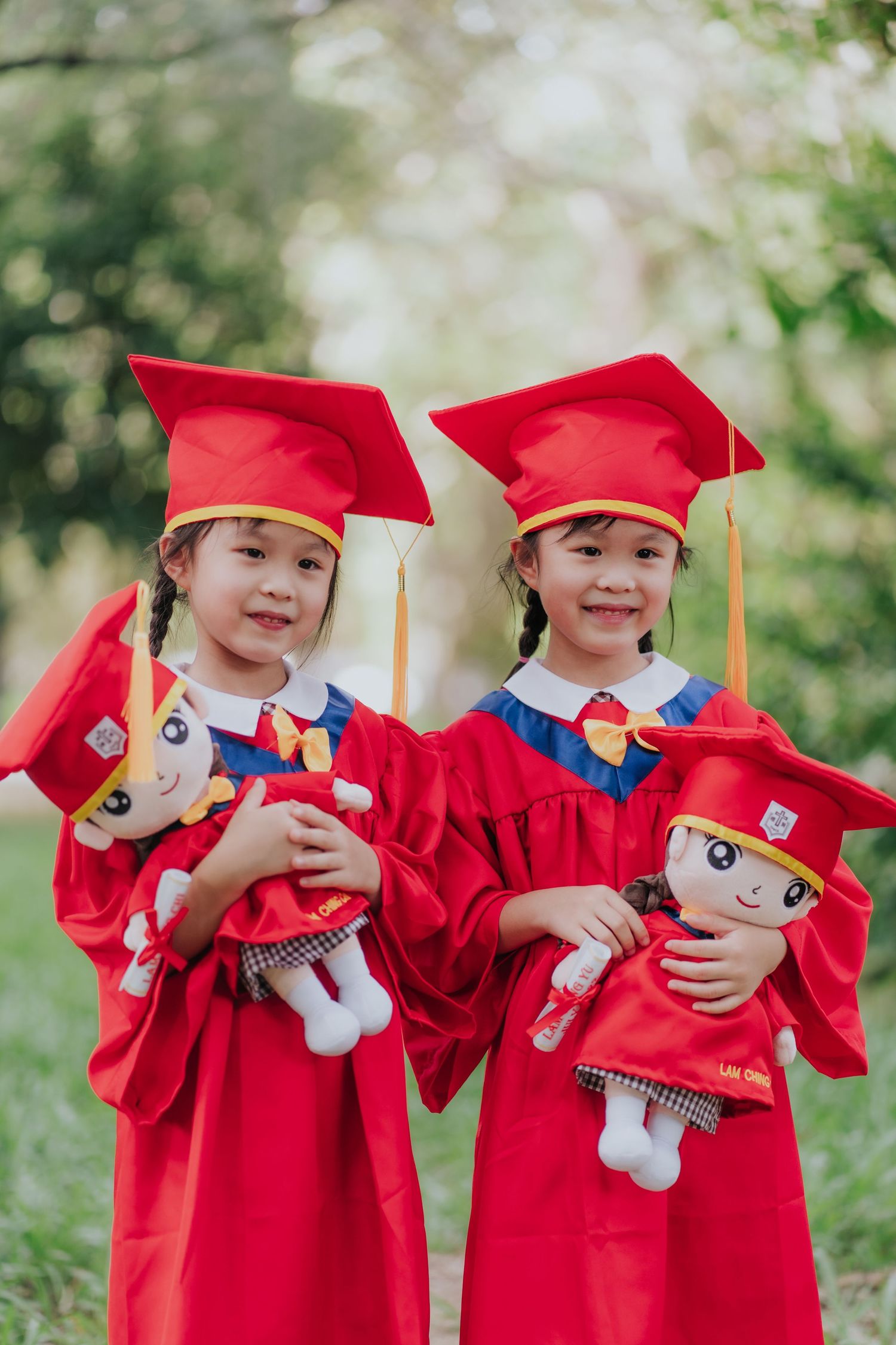 Children sit together on the floor watching an event or performance in what appears to be an indoor venue.孩子們一起坐在地板上觀看一場活動或表演，地點似乎是在室內。