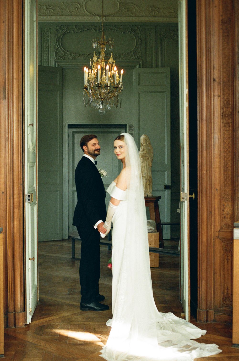 Paris bride and groom outfits, paris museum wedding, paris museum wedding photos, paris film wedding photos, paris film photographer
