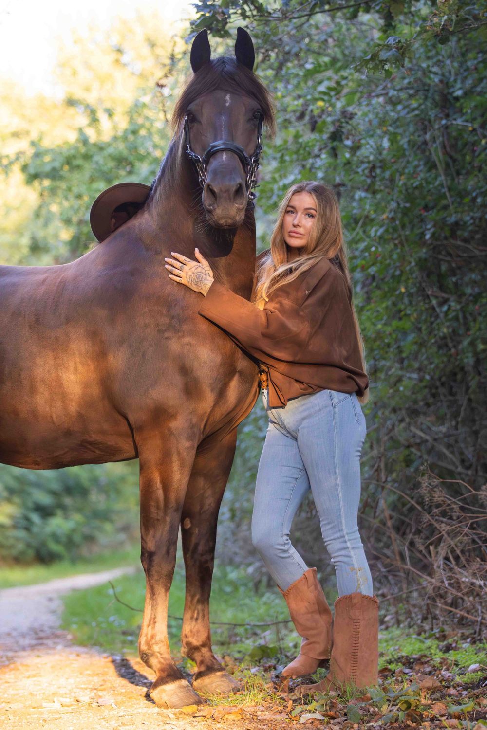 meisje met hoed op en zwart paard