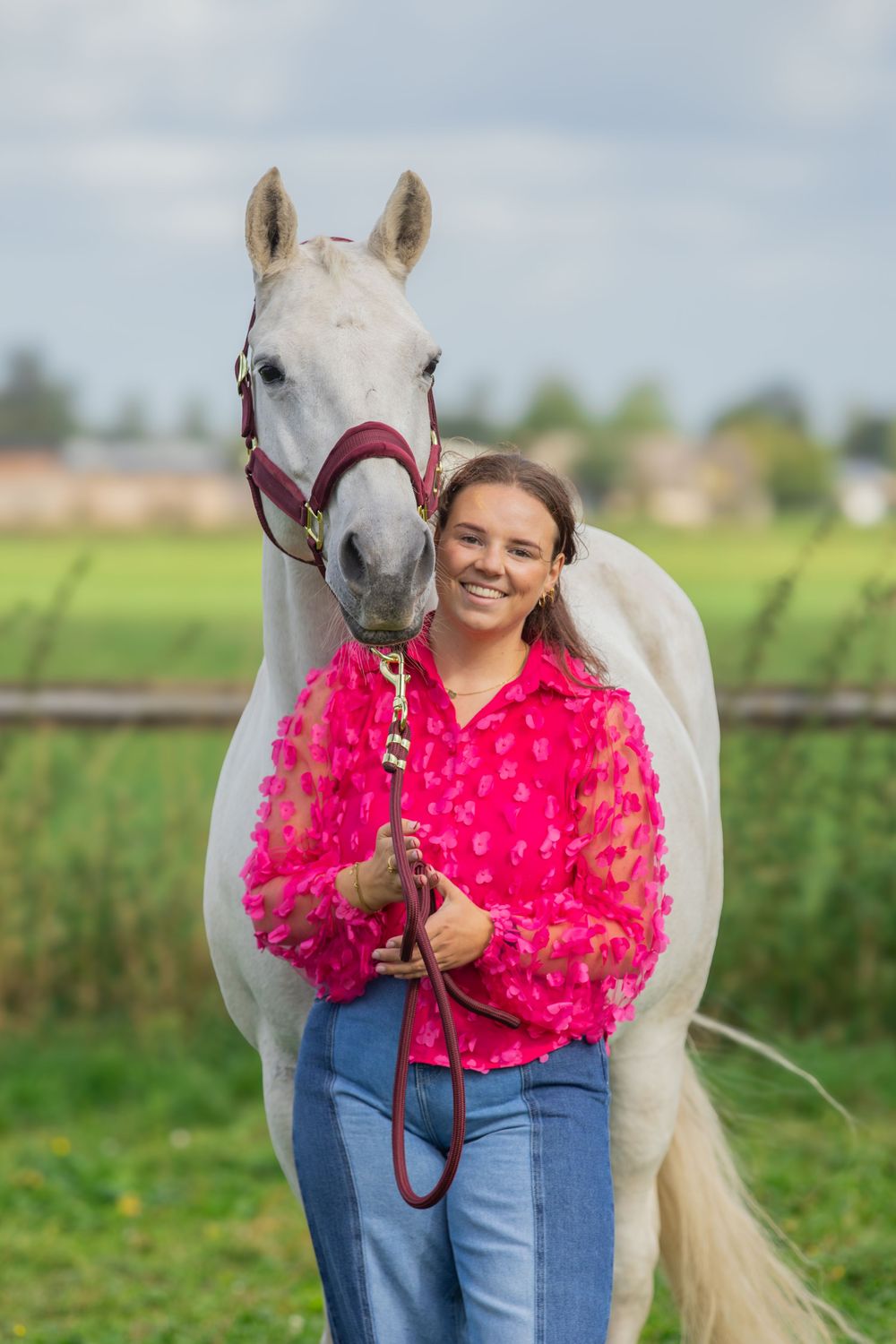 meisje op wit paard met roze shirt