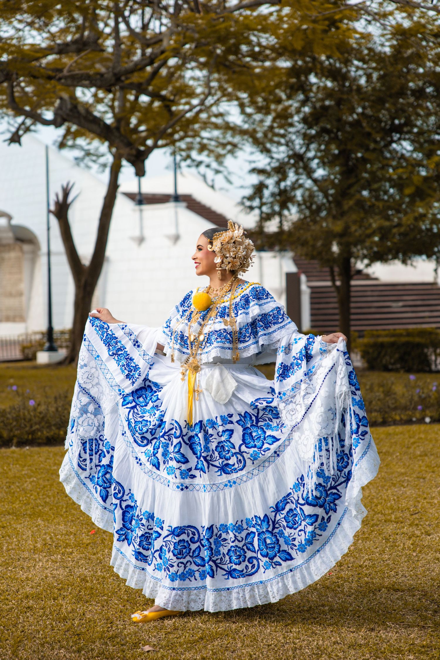Mujer mostrando el vuelo de la pollera de gala durante sesión fotográfica tradicional