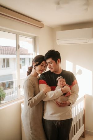 Heartwarming family moment in sunlit room with soft neutral tones.陽光灑滿房間，柔和的中性色調營造出溫馨的家庭氛圍。