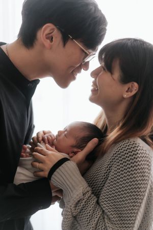 Intimate family portrait session with soft backlight creating warm atmosphere溫馨的家庭肖像拍攝，柔和的逆光營造出溫暖的氛圍。