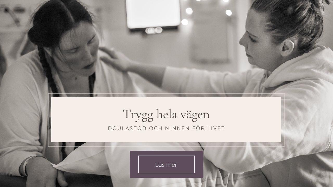 Svartvit bild på nyblivna föräldrar i en sjukhussäng. "Förlossningsfotografering" står framför + en lila knapp med texten "läs mer"