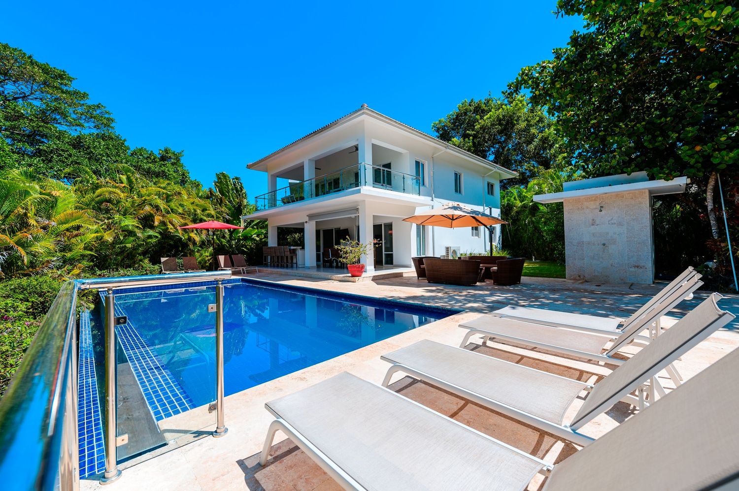 Buying opportunity villa in Sosua with 3 levels, 2 kitchens, 6 bedroom, pool bar, jacuzzi, and spacious design