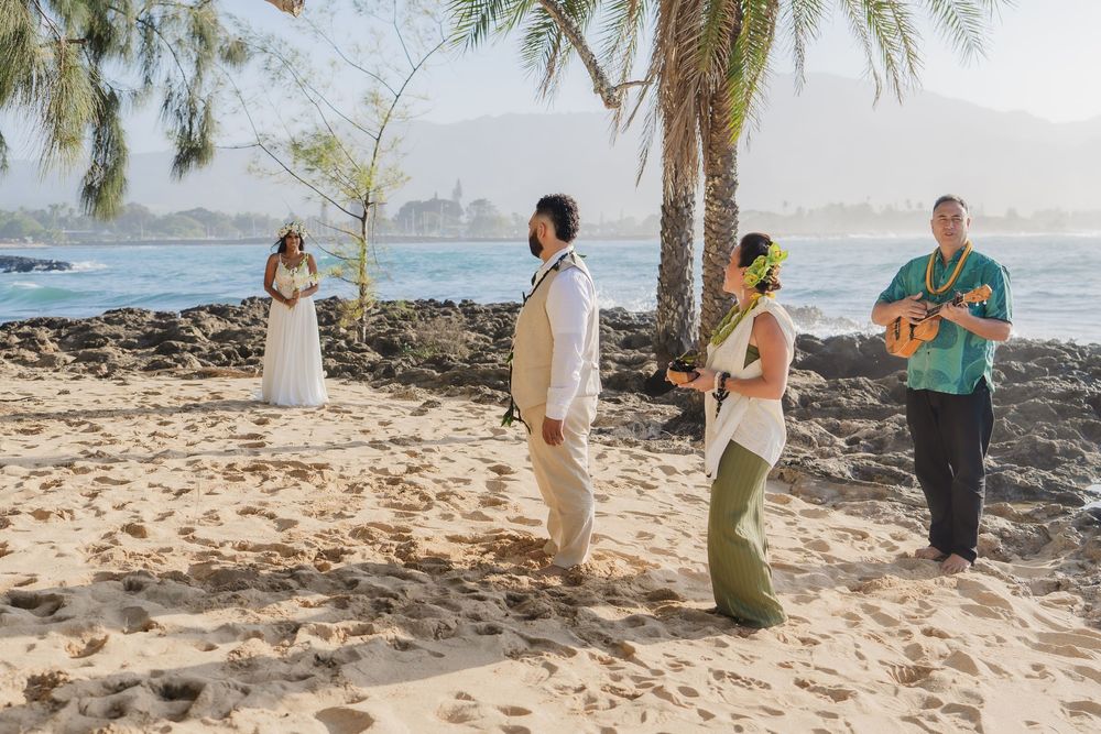 A romantic beach wedding ceremony at North Shore Oahu Hawaii.
Officiant Kelehua.
Video Bishop Media.