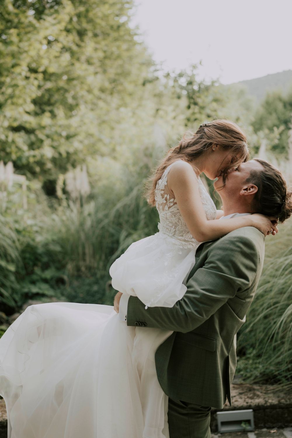 bride and groom kissing, wedding in Italy