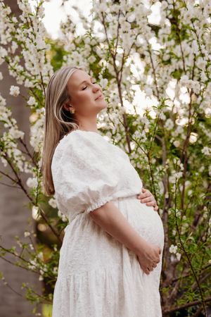 maternity motherhood pregnancy seasonal flowers lifestyle photographer client wardrobe