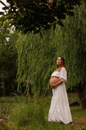 maternity motherhood pregnancy seasonal flowers lifestyle photographer client wardrobe
