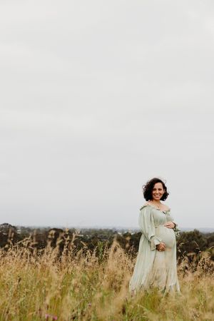 maternity motherhood pregnancy seasonal flowers lifestyle photographer client wardrobe