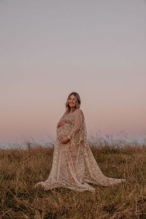 maternity motherhood pregnancy seasonal flowers lifestyle photographer client wardrobe