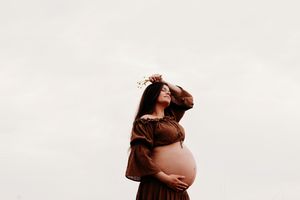 maternity motherhood pregnancy seasonal flowers lifestyle photographer client wardrobe