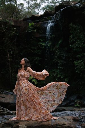 maternity motherhood pregnancy seasonal flowers lifestyle photographer outdoor waterfall client wardrobe