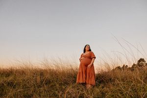 maternity motherhood pregnancy seasonal flowers lifestyle photographer client wardrobe