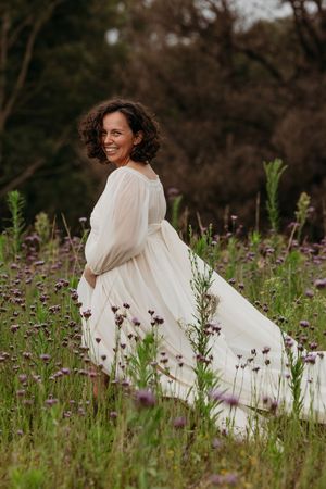 maternity motherhood pregnancy seasonal flowers lifestyle photographer client wardrobe