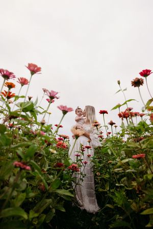 maternity motherhood pregnancy seasonal flowers lifestyle photographer client wardrobe