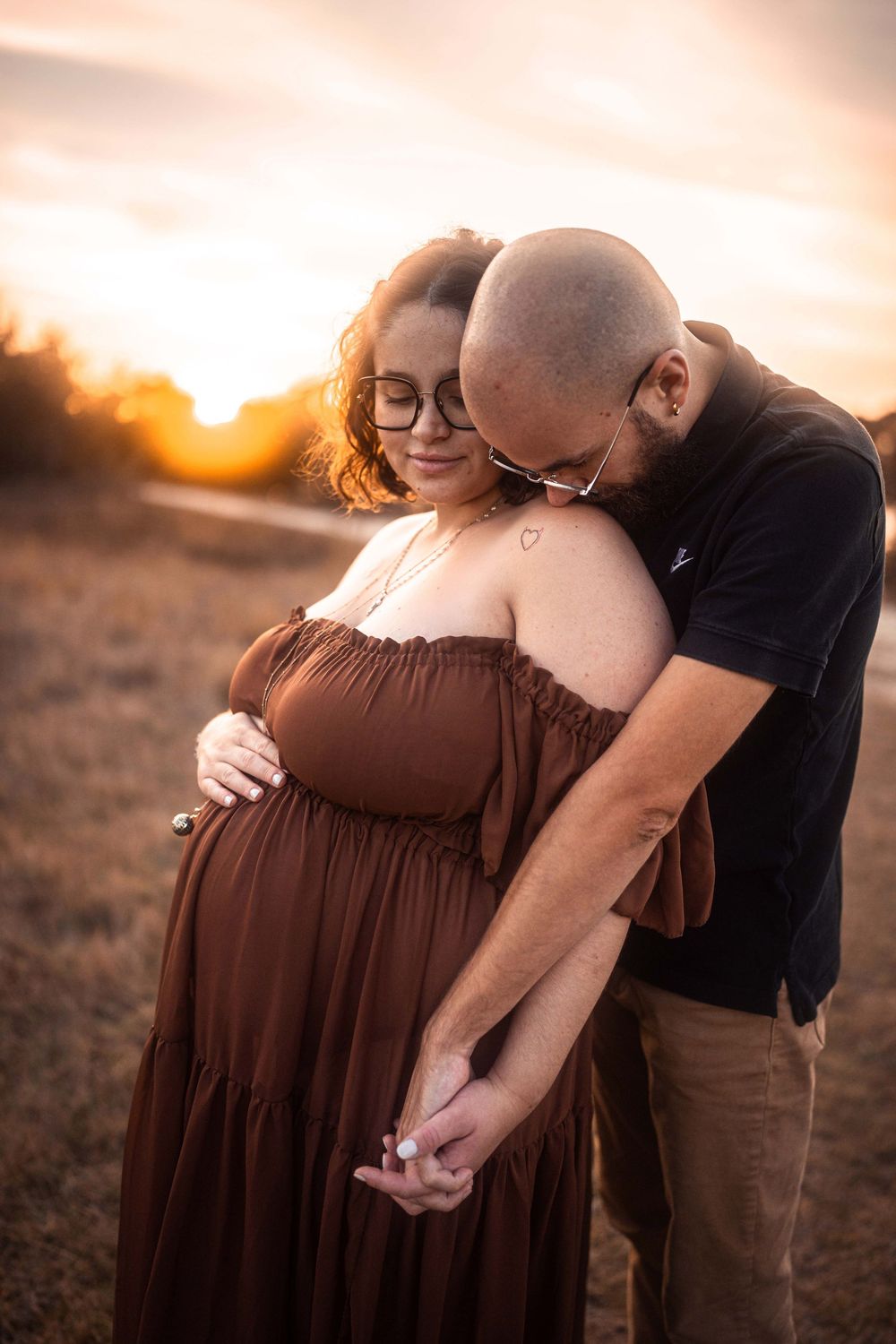 Femme enceinte dans un paysage naturel du Médoc