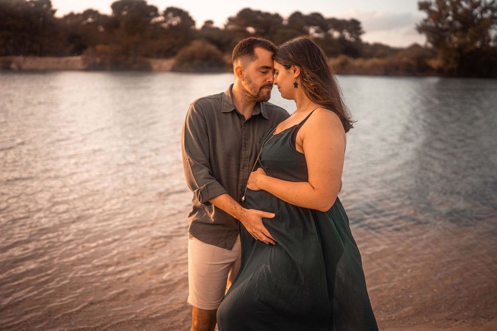 Couple lors d'une séance photo grossesse en Gironde