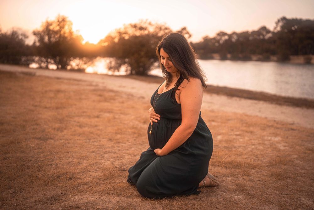 Une future maman qui regarde son ventre