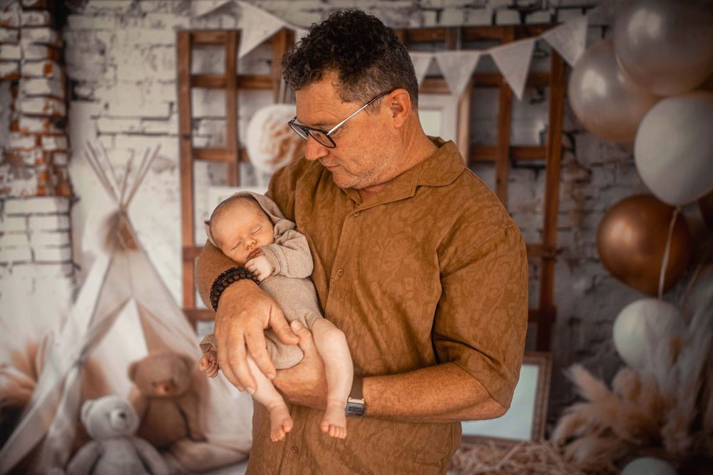 moment de tendresse entre un papa et son petit garçon lors d'une séance en studio photo