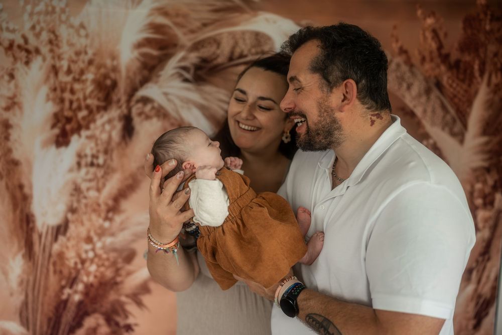 des parents en admiration devant leur petite fille lors d'une séance en studio