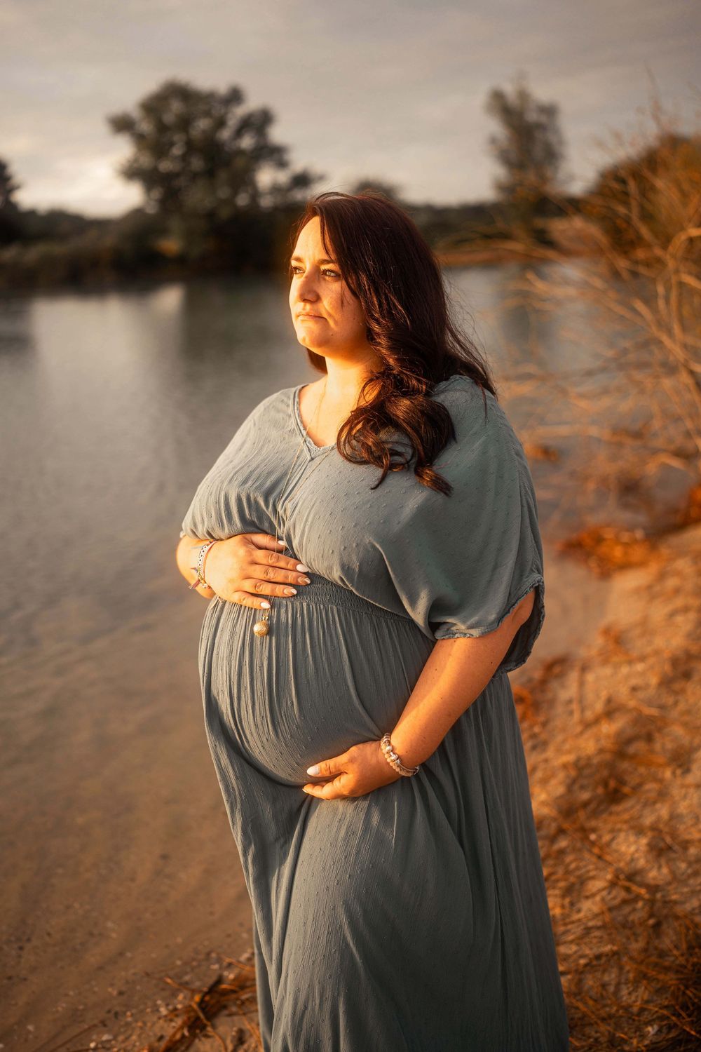 Femme enceinte photographiée au coucher du soleil