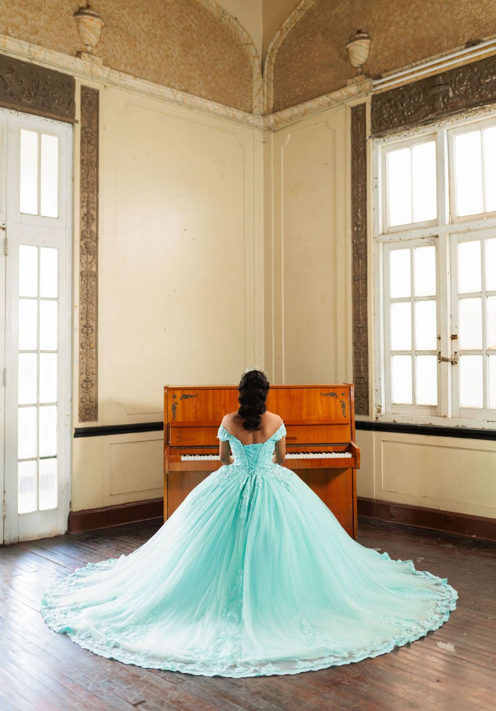 Fotografía de quinceañera en el Centro de Recreo de Santiago de los Caballeros. Descubre una sesión elegante y atemporal quinceaños.