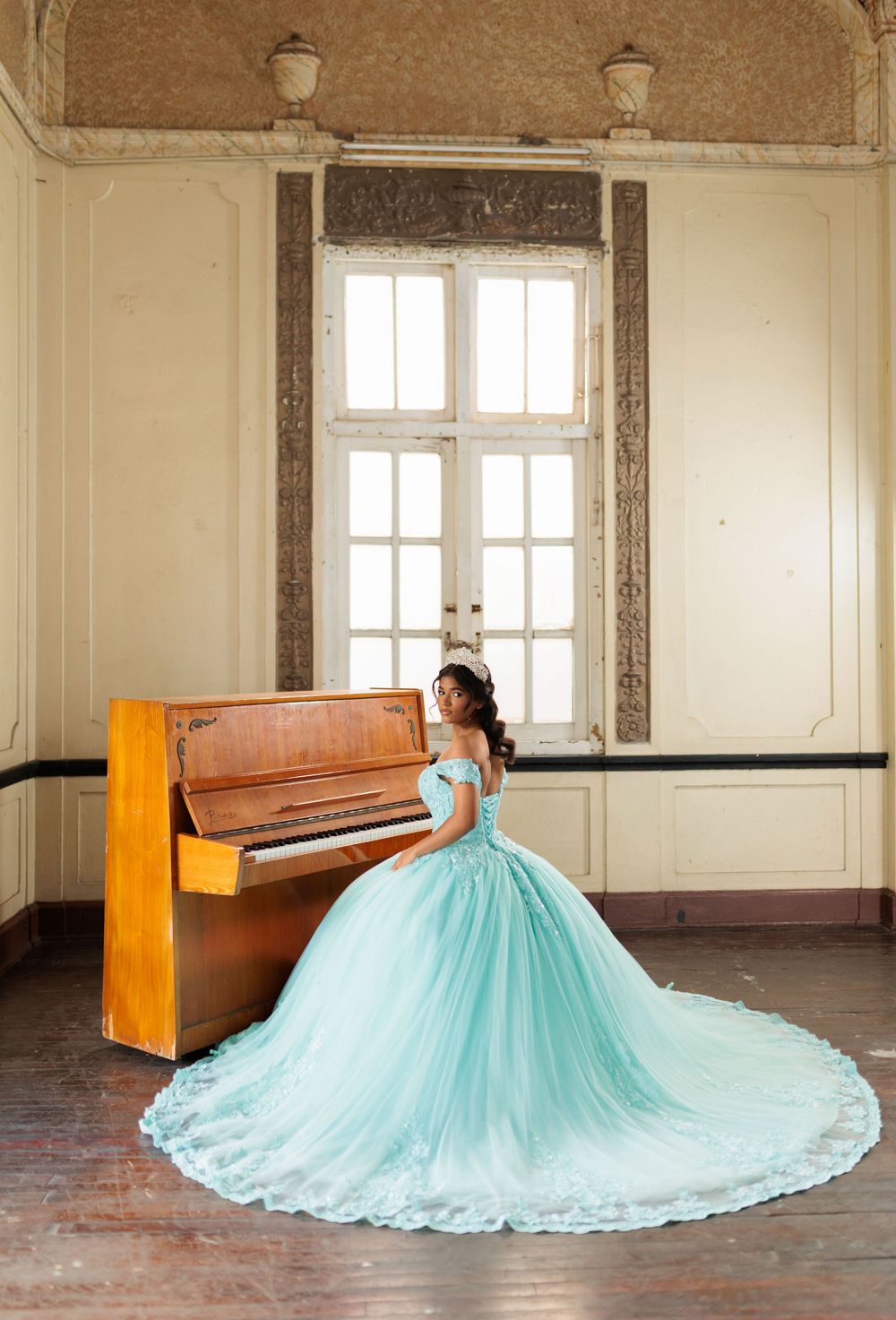 Fotografía de quinceañera en el Centro de Recreo de Santiago de los Caballeros. Descubre una sesión elegante y atemporal quinceaños.