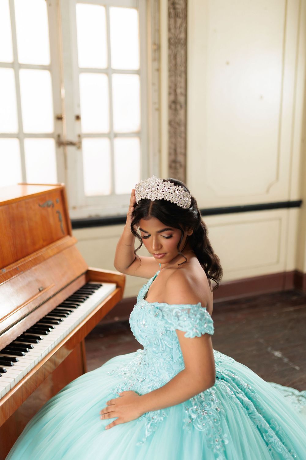 Fotografía de quinceañera en el Centro de Recreo de Santiago de los Caballeros. Descubre una sesión elegante y atemporal quinceaños.
