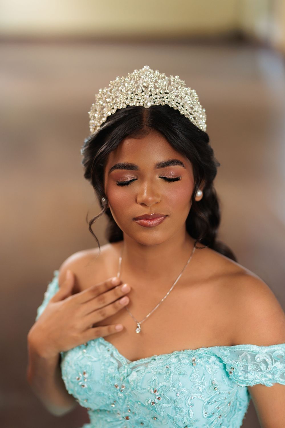 Fotografía de quinceañera en el Centro de Recreo de Santiago de los Caballeros. Descubre una sesión elegante y atemporal quinceaños.