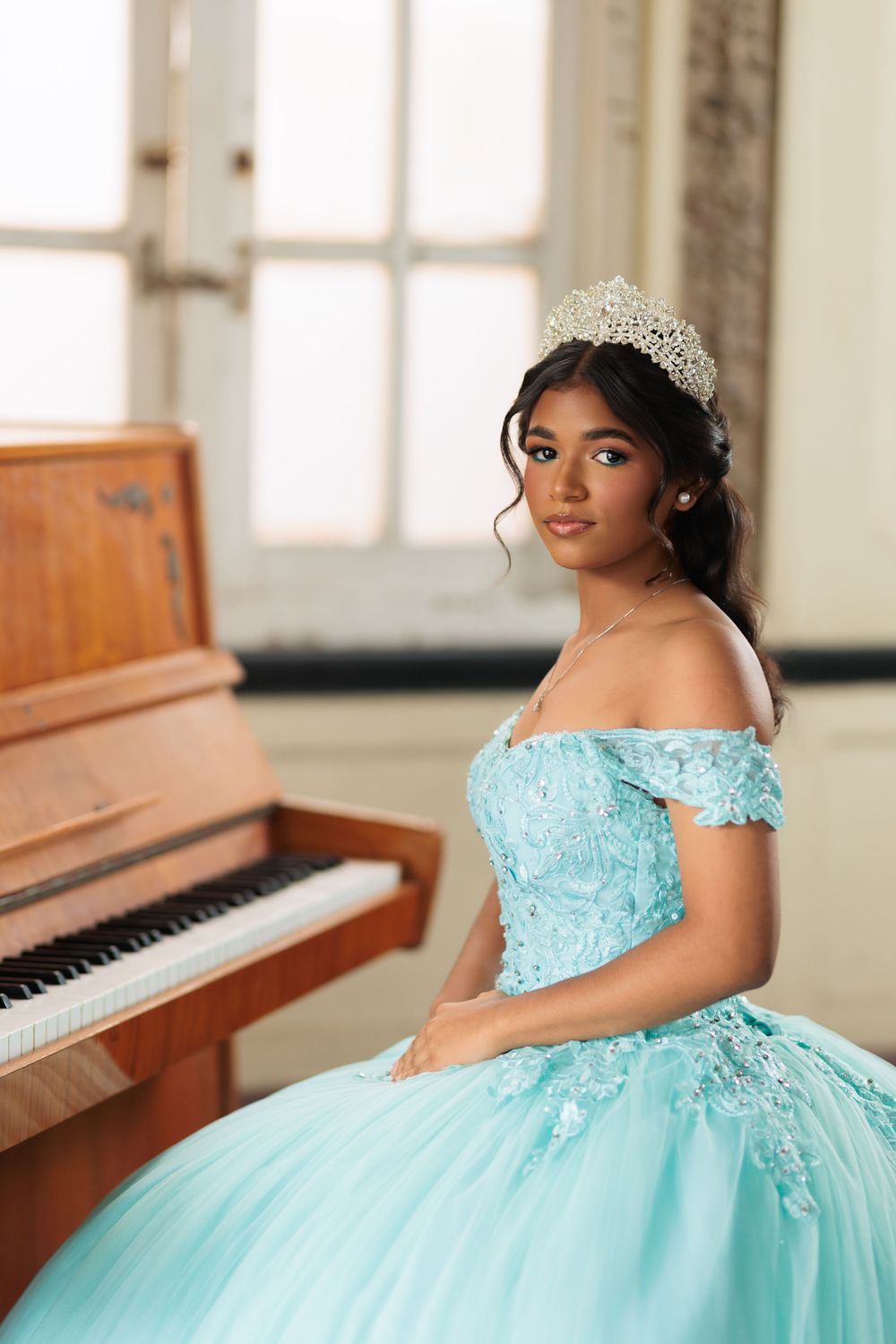 Fotografía de quinceañera en el Centro de Recreo de Santiago de los Caballeros. Descubre una sesión elegante y atemporal quinceaños.