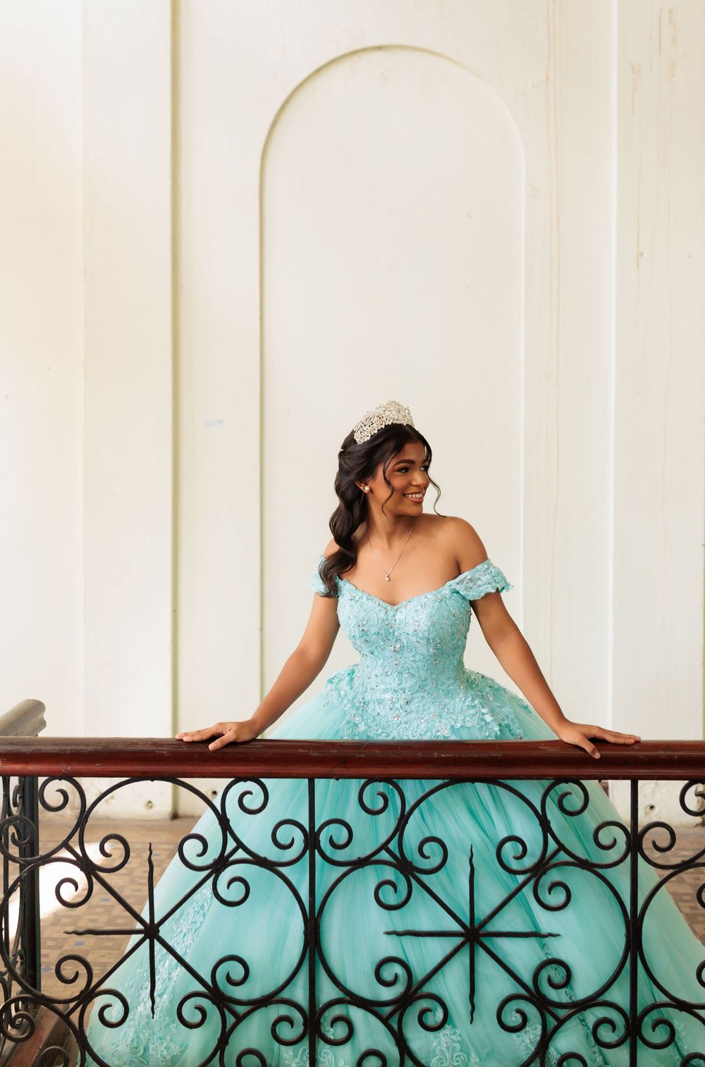 Fotografía de quinceañera en el Centro de Recreo de Santiago de los Caballeros. Descubre una sesión elegante y atemporal quinceaños.