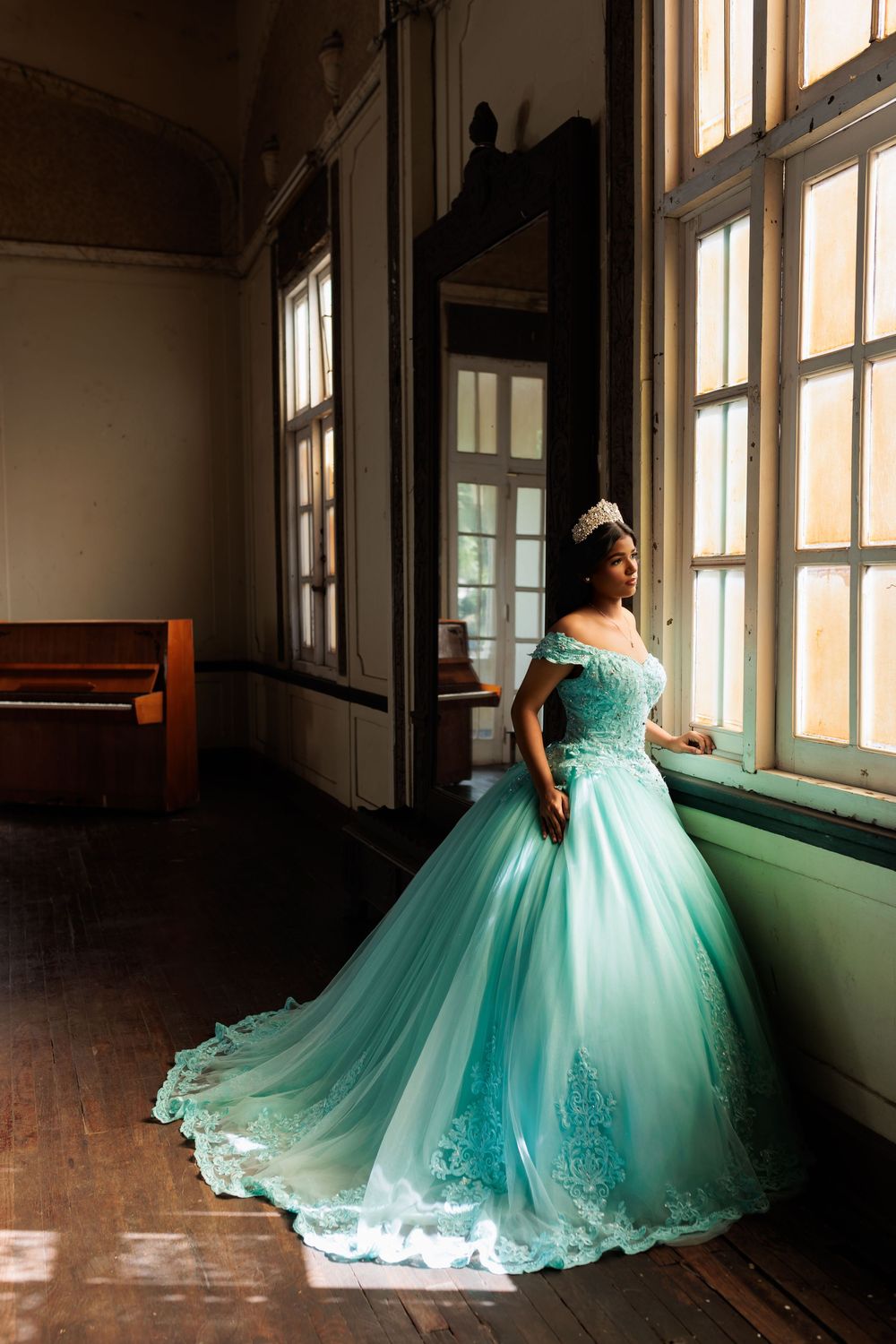 Fotografía de quinceañera en el Centro de Recreo de Santiago de los Caballeros. Descubre una sesión elegante y atemporal quinceaños.