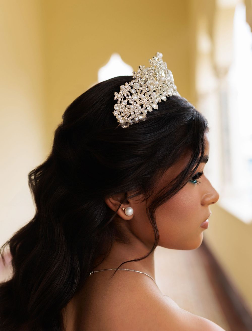 Fotografía de quinceañera en el Centro de Recreo de Santiago de los Caballeros. Descubre una sesión elegante y atemporal quinceaños.